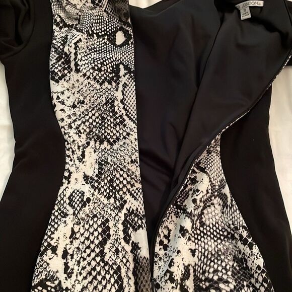 Maggy London Black Snakeskin Print Knit Sheath Dress Womens Size 10 Career - Picture 9 of 10